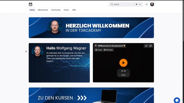 Bildschirmaufnahme eines Online-Kurses über TYPO3, die eine Community-Seite zeigt. Auf der linken Seite sind Benutzerbeiträge und Diskussionen aufgelistet. Oben steht „Willkommen in der spannenden TYPO3-Community“. Ein Video-Player mit Wiedergabeoptionen wird ebenfalls angezeigt.