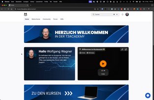 Bildschirmaufnahme eines Online-Kurses über TYPO3, die eine Community-Seite zeigt. Auf der linken Seite sind Benutzerbeiträge und Diskussionen aufgelistet. Oben steht „Willkommen in der spannenden TYPO3-Community“. Ein Video-Player mit Wiedergabeoptionen wird ebenfalls angezeigt.