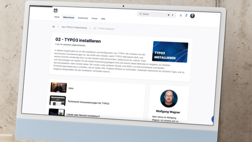 Auf dem Bild sieht man einen Computerbildschirm, der eine Website mit einem Videokurs über die Installation von TYPO3 anzeigt. Der Kurs beinhaltet mehrere Kapitel, darunter technische Voraussetzungen und Tipps zur Installation. Der Kursleiter heißt Wolfgang Wagner.