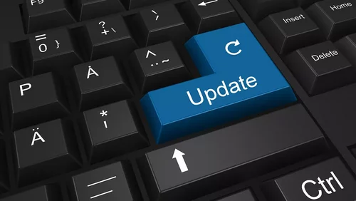 Eine Computertastatur mit einer besonders hervorgehobenen blauen Taste mit der Aufschrift "Update". Die anderen Tasten sind in Schwarz gehalten und enthalten verschiedene Zeichen und Buchstaben. Die Bildkomposition betont die Bedeutung der Update-Taste.