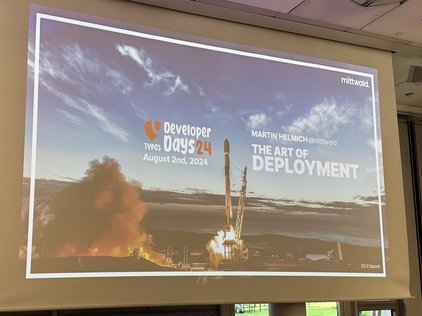 Das Bild zeigt eine Präsentationsfolie bei den TYPO3 Developers Days 2024. Auf der Folie ist ein Raketenstart zu sehen, dazu der Titel “The Art of Deployment” und der Name des Referenten Martin Helmich.