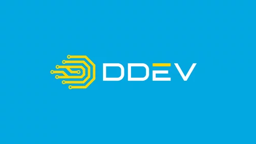 Logo des DDEV, das einen digitalen, technikbezogenen Stil zeigt. Es besteht aus der Schrift "DDEV" in Weiß, begleitet von einem gelben, stilisierten PCB-Design auf der linken Seite, alles auf einem hellblauen Hintergrund.