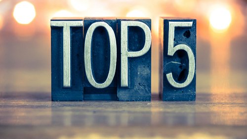 Bildbeschreibung: Großbuchstaben aus Drucktypen, die "TOP 5" darstellen. Der Hintergrund ist unscharf und erzeugt eine angenehme, lichte Atmosphäre.