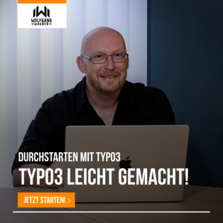 Ein lächelnder Mann sitzt vor einem Laptop und präsentiert den Slogan „Durchstarten mit TYPO3 – TYPO3 leicht gemacht!“. Er trägt ein schwarzes Hemd und hat eine glatte Kopfhaut. Im Hintergrund sind helle Vorhänge zu sehen.