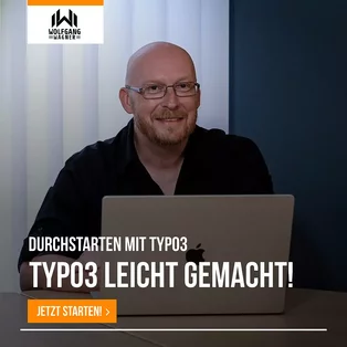 Ein lächelnder Mann sitzt an einem Tisch vor einem Laptop und schaut in die Kamera. Der Text auf dem Bild lädt dazu ein, mit TYPO3 zu starten und verspricht, dass TYPO3 leicht gemacht wird.