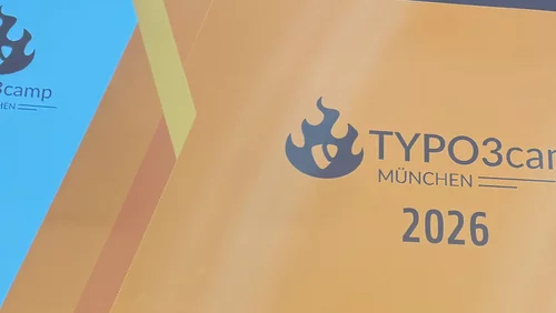 Ein Banner mit dem Text "TYPO3camp München 2026" auf einem orangefarbenen Hintergrund. Oben links befindet sich ein Logo mit einer stilisierten Flamme.