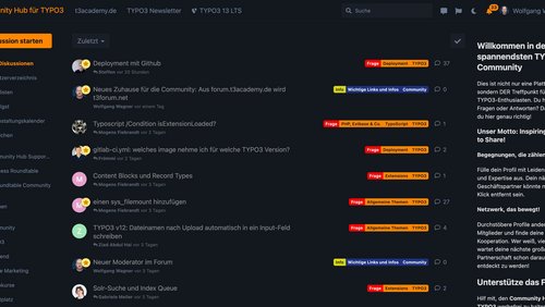 Screenshot des Community Hubs für TYPO3. Die Benutzeroberfläche zeigt verschiedene Diskussionen zu TYPO3-Themen, darunter Fragen und Informationen. Oben befindet sich eine Begrüßungsnachricht für neue Mitglieder und der Hinweis, dass das Forum ein Treffpunkt für TYPO3-Enthusiasten ist.