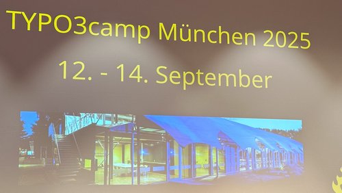 Anzeige für das TYPO3camp München 2025, das vom 12. bis 14. September stattfindet. Der Hintergrund zeigt ein modernes Gebäude mit einer Glasfassade und einem blauen Dach. Das Event-Logo ist in der unteren rechten Ecke sichtbar.